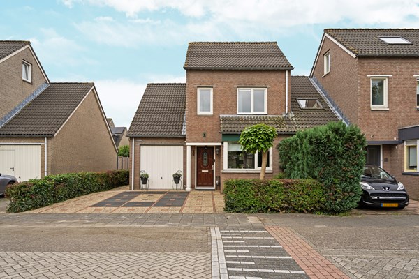 Sold subject to conditions: Grote woning met 5 kamers, inpandige garage, met uitzicht op park en nabij de Lage Vaart in de mooie wijk Bloemenbuurt, Almere Buiten. 